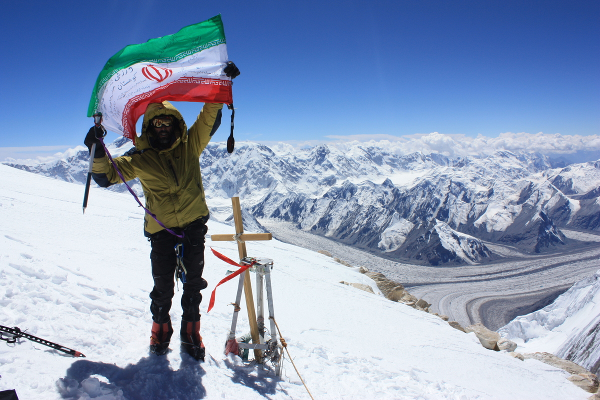 صعود پرافتخار فرزند برومند باغخواص آقای علی افشاری به قله ۷۰۱۰ متری خانتنگری در مرز بین قرقیزستان و چین